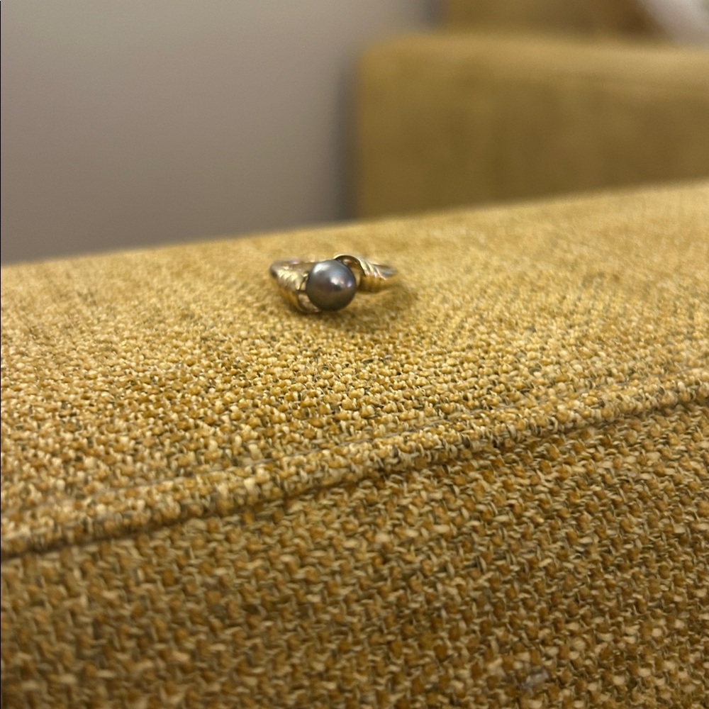 14 KT Gold and Black Pearl Ring - Picture 2 of 5
